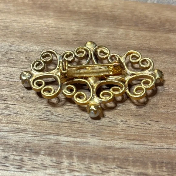 Gold Tone brooch with black glass & faux pearls - Picture 2 of 3